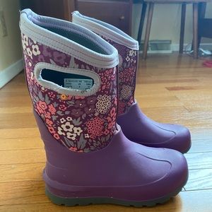 Bogs Neo Classic Youth size 4 purple flowers
